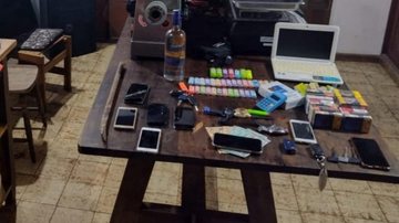 Quadrilha possuía até casa alugada onde os sete homens se hospedavam e guardavam itens furtados durante as madrugadas Quadrilha que aterrorizava comerciantes é presa no litoral de SP - Imagem: Divulgação / Polícia Militar