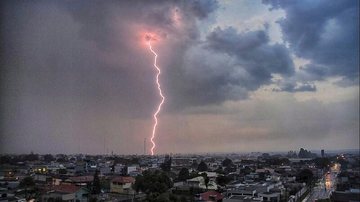 Litoral e todo o estado pode ter chuvas intensas, com raios e deslizamentos; Defesa Civil estadual pede atenção Litoral de SP pode ter chuvas intensas, raios e deslizamentos e segue em alerta da Defesa Civil - Imagem meramente ilustrativa