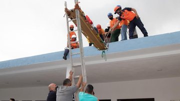 Defesa Civil realiza treinamento de resgate urbano a funcionários do hospital de São Sebastião Treinamento de resgate de uma pessoa com maca - Divulgação/Prefeitura de São Sebastião