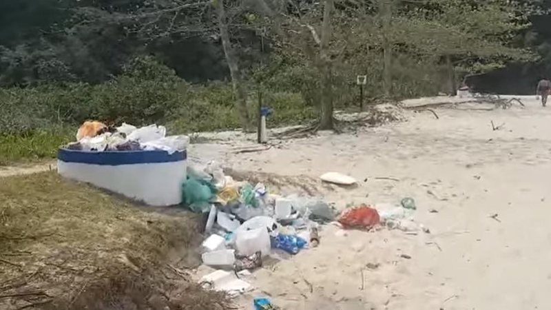 Lixo deixado na praia da Juréia, em São Sebastião (SP) Prefeitura não recolhe e lixo fica 14 dias em praia de São Sebastião (SP) - Foto: Reprodução Facebook