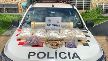 Drogas apreendidas pelos policiais Dupla é presa com mais de 4 kg de drogas em Caraguatatuba (SP) drogas sobre o capô de uma viatura policial - Foto: Vigésimo BPMI