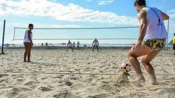 Cronograma de atividades já começou e vai até dezembro Bertioga (SP) retoma eventos esportivos em outubro Atletas na praia - Divulgação/PMB