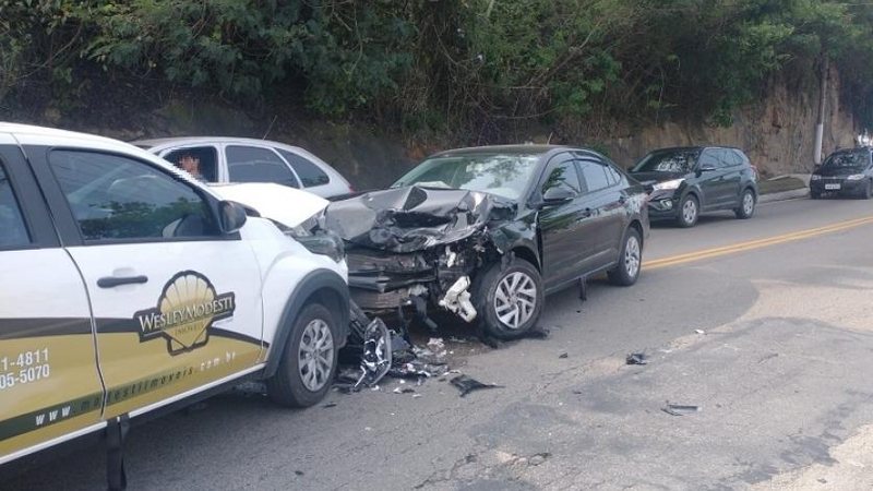 Acidente deixa dois feridos em São Sebastião; é o terceiro nesta sexta  Colisão entre dois veículos na tarde desta sexta-feira (15) - Foto: Radar Litoral