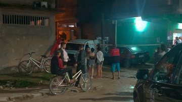 Guarda é morto dentro da própria casa no Morrinhos 3  Frente da residência com diversas pessoas em frente - Plantão Guarujá