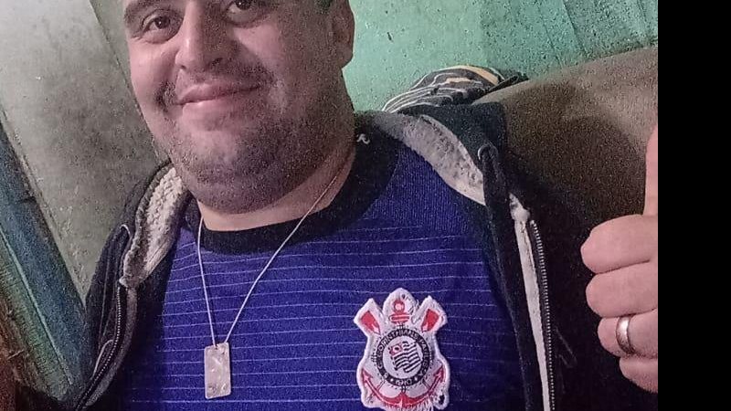 Michel foi visto hoje (14) na linha 193 de ônibus de Santos (SP) Família procura por homem com transtorno do pânico desaparecido desde domingo (10) Michel sentado no sofá da sala com a camiseta do Corinthians - Arquivo Pessoal