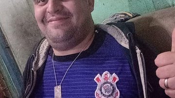 Michel foi visto hoje (14) na linha 193 de ônibus de Santos (SP) Família procura por homem com transtorno do pânico desaparecido desde domingo (10) Michel sentado no sofá da sala com a camiseta do Corinthians - Arquivo Pessoal