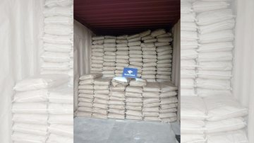 Drogas estavam escondidas em três sacas de açúcar Receita Federal encontra 37 kg de cocaína escondidas em sacas de açúcar no Porto de Santos Sacas de açúcar dentro de contêiner - Divulgação/Receita Federal