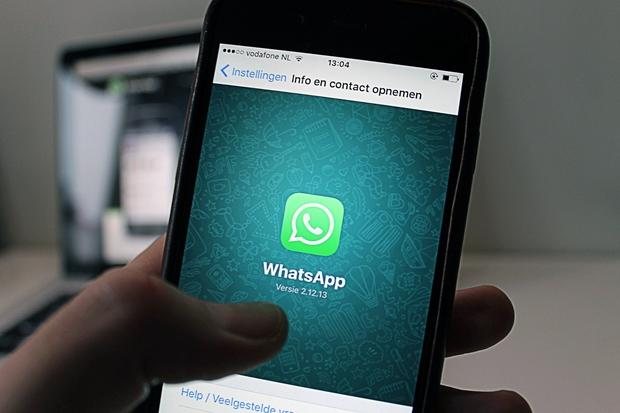 Nova função está em fase de testes e ainda não há data para chegar aos usuários Whatsapp Pessoa com o celular na mão e o aplicativo do WhatsApp aberto - Pixabay