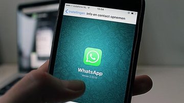 Nova função está em fase de testes e ainda não há data para chegar aos usuários Whatsapp Pessoa com o celular na mão e o aplicativo do WhatsApp aberto - Pixabay