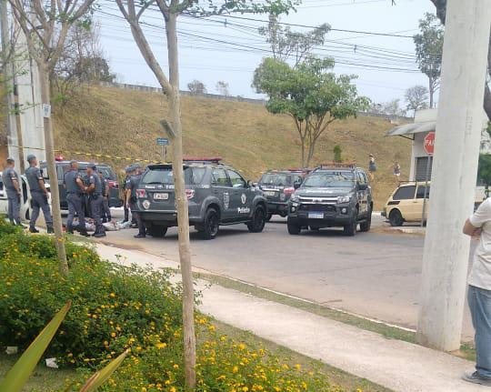 Homens foram detidos no bairro São Judas, na zona sudeste da cidade Bandido morre após troca de tiros com Baep em São José dos Campos (SP) Carros de policiais reunidos - Divulgação