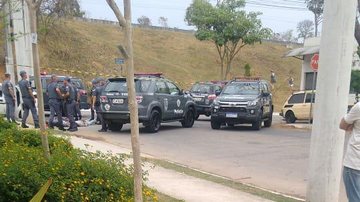 Homens foram detidos no bairro São Judas, na zona sudeste da cidade Bandido morre após troca de tiros com Baep em São José dos Campos (SP) Carros de policiais reunidos - Divulgação
