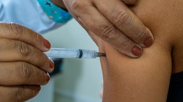 As vacinas estarão disponíveis de segunda a sexta-feira, em todas as UBSs e ESFs do município Bertioga realiza campanha de multivacinação em todos os bairros Vacina sendo aplicada no braço de uma pessoa - Divulgação/Prefeitura de Bertioga
