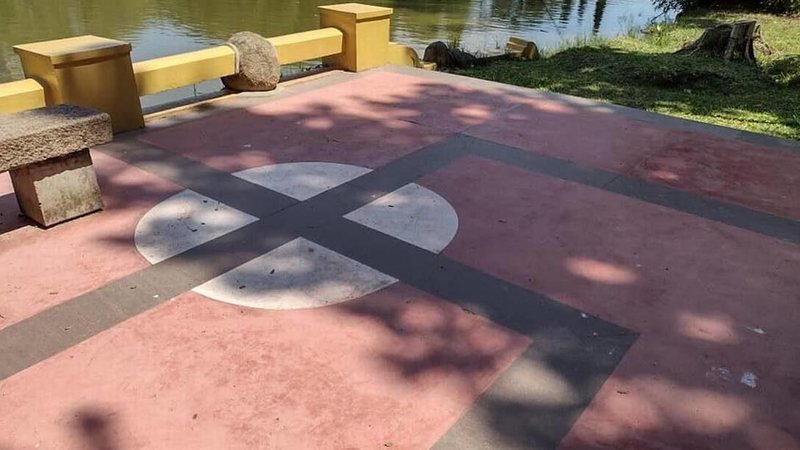 Prefeitura pretende não modificar a pintura Moradores de Porto Alegre comparam pintura de parque com suástica nazista Pintura que para os moradores de Porto Alegre se assemelha a uma suástica - Reprodução