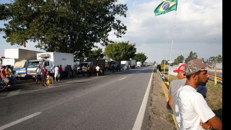 Jair Bolsonaro (sem partido) anunciou um auxílio financeiro aos caminhoneiros autônomos Transportadoras de combustíveis encerram paralisação Fim do bloqueio de transportadores - Divulgação