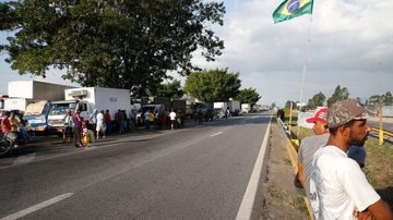 Jair Bolsonaro (sem partido) anunciou um auxílio financeiro aos caminhoneiros autônomos Transportadoras de combustíveis encerram paralisação Fim do bloqueio de transportadores - Divulgação