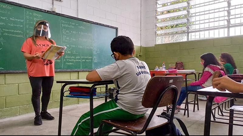 Escolas do ensino fundamental voltam às aulas presenciais  Professora e aluno no modelo de ensino semipresencial em sala de aula - Foto: Divulgação Prefeitura de São Vicente