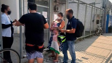 Usuários aguardam atendimento na calçada no Detran.SP Bertioga: "Esperamos na chuva e no sol" - Foto: Portal Costa Norte