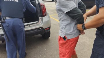 Agressor de mulher Homem é pego em flagrante agredindo mulher no litoral Agressor de mulher sendo preso pela GCM de Santos - Divulgação/Prefeitura de Santos