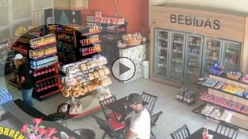 Assalto atípico ocorre em São José dos Campos  Dois indivíduos dentro de uma padaria conversando com a balconista - Reprodução/Facebook