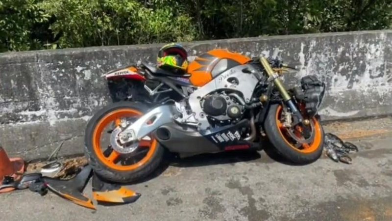 Duas pessoas ficam feridas em acidente de moto na Oswaldo Cruz Duas pessoas caem uma ribanceira após acidente de moto na Oswaldo Cruz - Foto: Polícia Militar/Divulgação
