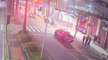 Pelas câmeras foi possível observar quando um homem se aproximou do veículo GCM de Santos prende homem que tentava furtar bicicleta em Santos GCM abordando o suspeito na calçada, ao lado do bicicletário - Divulgação/Prefeitura de Santos