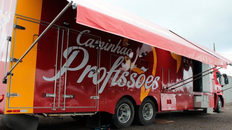 Instituto Mix de Profissões conta com mais de 600 unidades por todo Brasil, com mais de 1,5 alunos matriculados Guarujá recebe caminhão de profissões nos dias 22 e 23 Caminhão vermelho com o nome do instituto escrito em branco e dois toldos vermelhos abert - Divulgação/Prefeitura de Guarujá