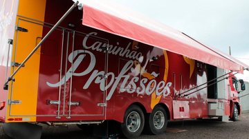 Instituto Mix de Profissões conta com mais de 600 unidades por todo Brasil, com mais de 1,5 alunos matriculados Guarujá recebe caminhão de profissões nos dias 22 e 23 Caminhão vermelho com o nome do instituto escrito em branco e dois toldos vermelhos abert - Divulgação/Prefeitura de Guarujá