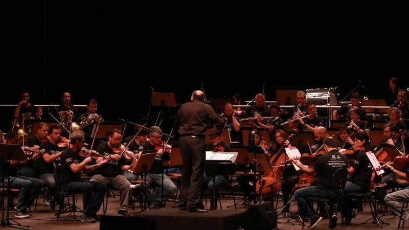 Primeiro show no Teatro Municipal será a apresentação do saxofonista Jorge Israel Santos retoma atividades culturais com exigência do passaporte da vacina Orquestra sinfônica durante apresentação - Divulgação/Prefeitura de Santos