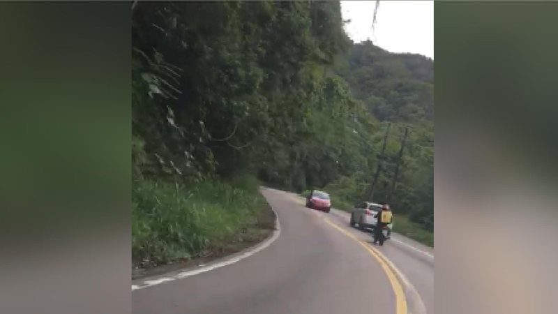 Veículo é flagrado subindo a serra entre Maresias e Boiçucanga em marcha ré Em São Sebastião (SP), carro é flagrado subindo a serra entre Maresias e Boiçucanga em marcha ré; VÍDEO carro vermelho sobe estrada em marcha ré - Foto: Divulgação Redes Sociais