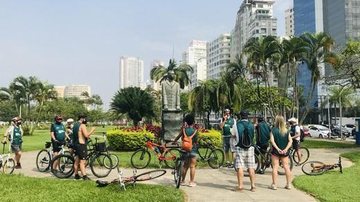 Quem não tiver bicicleta, pode alugar uma no local Tour ciclístico pelos monumentos da orla de Santos é opção de lazer no feriado Ciclistas em frente a um dos monumentos da Orla de Santos - Divulgação/Prefeitura de Santos