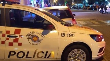 PM sofre AVC em Ilhabela e é encaminhado para Hospital de São José dos Campos  Carro da Polícia Militar estacionado em via - Divulgação