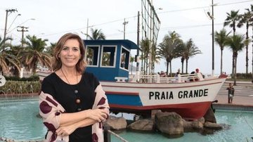 Rosana Valle defende Praia Grande e alega apreço pela cidade  Foto da Rosana Valle com um barco ao fundo escrito 'Praia Grande' no casco - Arquivo Pessoal