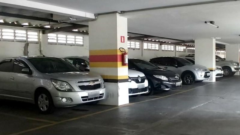 Vítima de 51 anos ficou com marcas das agressões no rosto Mulher é agredida por casal de vizinhos ao pedir para eles tirarem o carro da vaga da garagem Imagem ilustrativa de vaga em garagem - Sérgio Pais/Divulgação