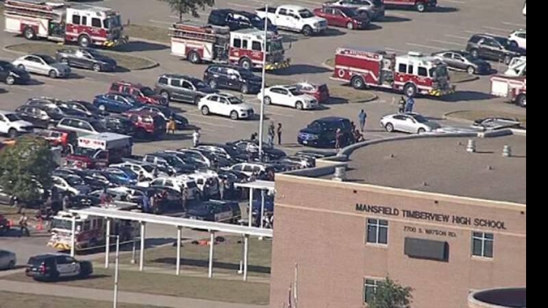 Corpo de bombeiros e forças policias na escola após alerta de tiroteio Suspeito de atirar em quatro pessoas em escola é preso nos EUA - Reprodução / WFAA