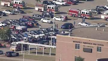 Corpo de bombeiros e forças policias na escola após alerta de tiroteio Suspeito de atirar em quatro pessoas em escola é preso nos EUA - Imagem: reprodução / WFAA