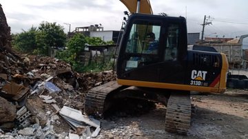Limpeza sendo realizada Guarujá realiza limpeza em canais da região; confira Limpeza sendo realizada em Guarujá - Divulgação/Prefeitura de Guarujá