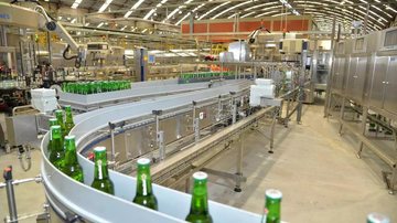 Objetivo é sensibilizar os órgãos acerca da importância da construção da fábrica da cervejaria Heineken no local Heineken promove manifestação em prol da construção de cervejaria nesta terça Fábrica com cerveja da marca Heineken em produção - Divulgação