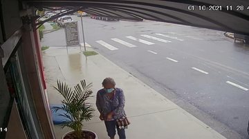 Papelaria Gota de Tinta afirmou que pretende entregar o dinheiro em mãos Papelaria faz post para encontrar idosa que perdeu R$ 200,00 na frente do comércio Idosa que perdeu dinheiro na frente de uma papelaria - Reprodução