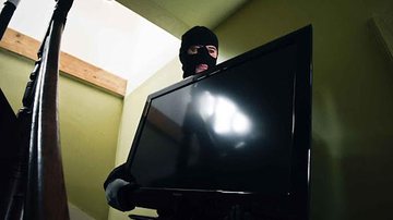 Homem furtou TV de 42 polegadas de motel em Praia Grande. Antes de ir embora, instalou uma de 28 polegadas no lugar Cliente furta TV de 42’’ em motel, mas deixa televisor de 28’’ no lugar Homem mascarado furtando televisor de LED - Ilustração/Freepik