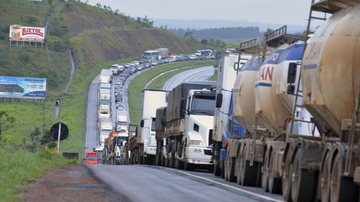 Caminhoneiros prometem greve geral para início de novembro caso Bolsonaro não atenda às reivindicações Caminhoneiros parados na BR-060 Grande fila de caminhões em estrada federal (BR-060) provocada por bloqueios em 2015 - Valter Campanato/Agência Brasil