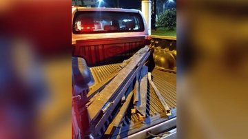 Dupla é flagrada após furto de portão de prédio em Santos Pedaços do portão de alumínio roubado - Divulgação/Prefeitura de Santos