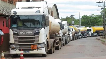 Greve dos caminhoneiros foi anunciada em pelo menos 6 estados Greve dos caminhoneiros: tanqueiros param hoje em 6 estados Fila de caminhões-tanque em rodovia de Minas Gerais - SindTanque/Divulgação