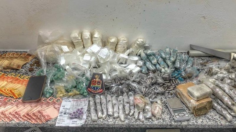 Drogas apreendidas pela PM em Caraguatatuba PM prende grupo com mais de 3,4 kg de drogas em Caraguatatuba (SP) - Foto: Vigésimo BPMI
