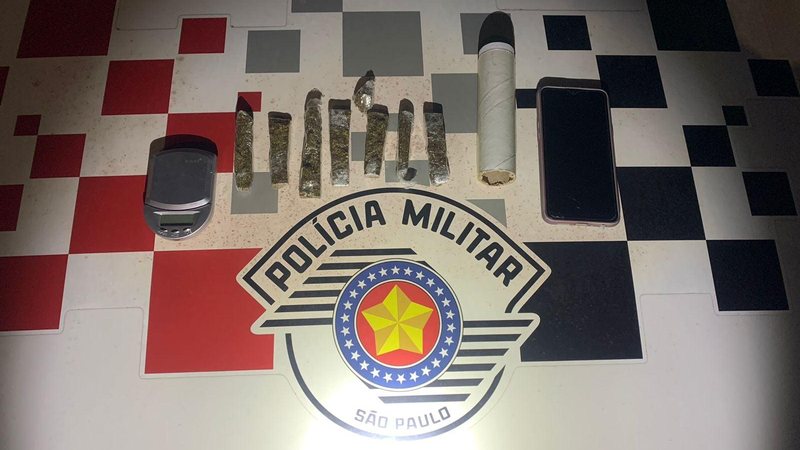 Drogas e celulares apreendidos pelas PM Homem é preso por tráfico de drogas no Pix em Caraguatatuba (SP) - Foto: Vigésimo BPMI