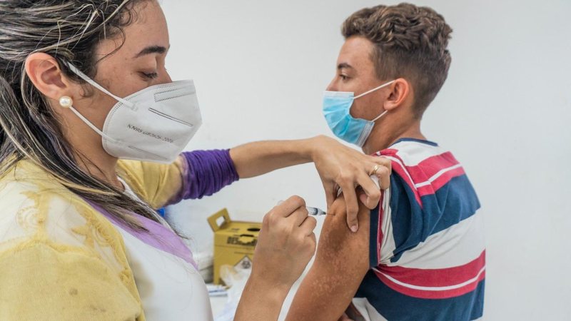 Vacinação contra covid Bertioga realiza ‘Dia V’ de vacinação no fim de semana Homem sendo vacinado - Divulgação/Prefeitura de Bertioga