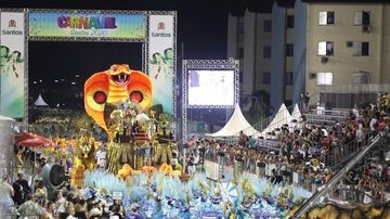 Nos próximos dias será constituída a comissão de Carnaval Santos autoriza início dos preparativos para Carnaval 2022 Desfile das escolas de Samba de Santos em 2020 - Divulgação/Prefeitura de Santos
