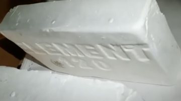 Vídeo mostra grandes tabletes de cocaína sendo preparados para marcação Tablete de cocaína - Reprodução TV Bandeirantes