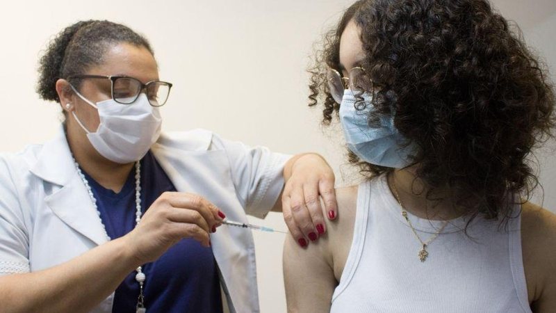 São Vicente antecipa aplicação da segunda dose da Pfizer Jovem sendo vacinada contra covid-19 - Divulgação/Prefeitura de São Vicente