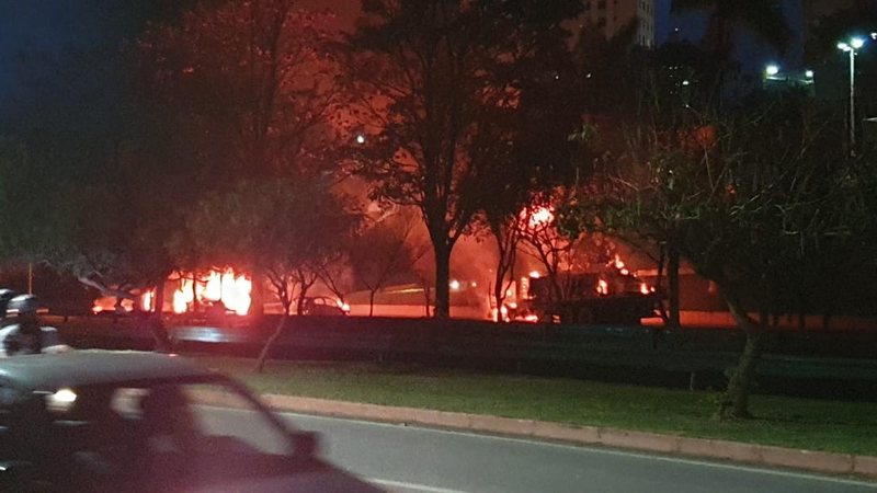 Manifestantes queimam veículos arremessando bombas caseiras - (Bruno Castilho/Arquivo pessoal)