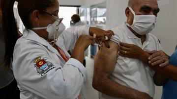 Vacinação contra covid Vacinação contra covid em Guarujá Idoso sendo vacinado - Divulgação/Prefeitura de Guarujá